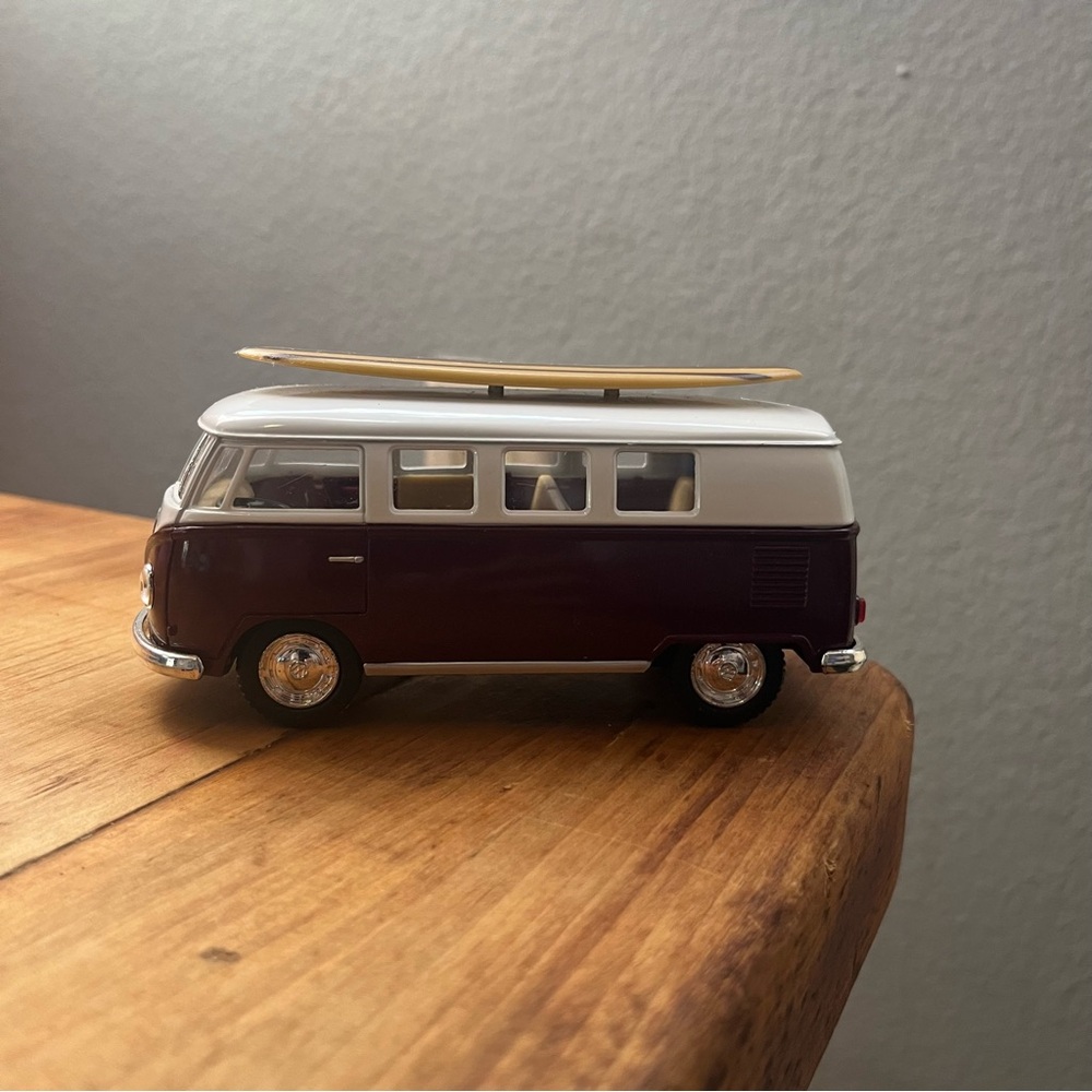 Diecast 1962 Volkswagen Classic Bus w/ Surfboard - Picture 3 of 11